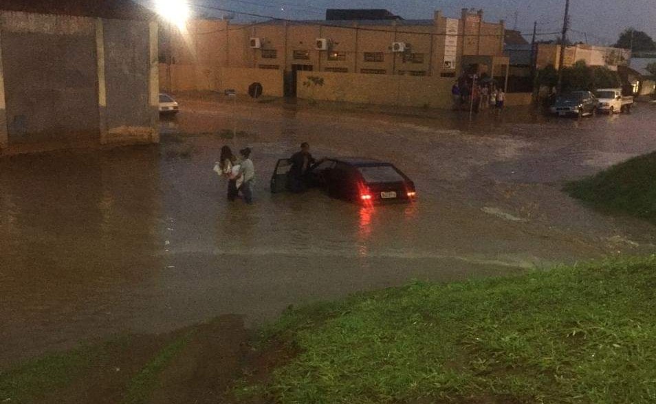 Veículo foi arrastado pela correnteza na cidade de Água Clara. Foto: Divulgação.