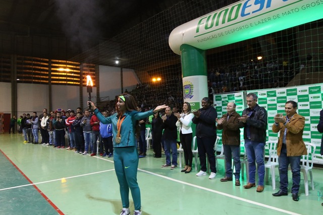 A atleta paraolímpica Silvânia Oliveira foi a responsável acender a pira olímpica e oficializar a abertura da cerimônia dos Jogos Estaduais da Juventude. Foto: Assessoria da Prefeitura de Três Lagoas.