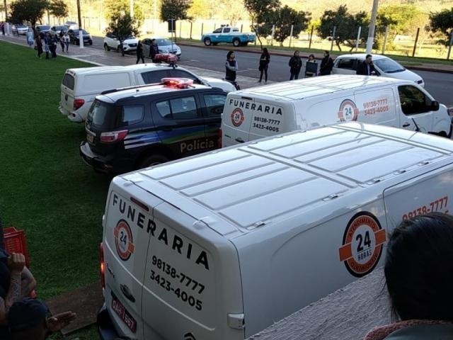 Movimentação em frente ao shopping de Dourados, onde PM matou homem com tiro no pescoço (Foto: Adilson Domingos)