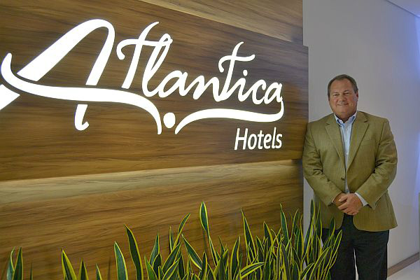Paul Sistare, CEO da Atlantica Hotels, mostra a nova marca da rede(foto: Juliana Bellegard)