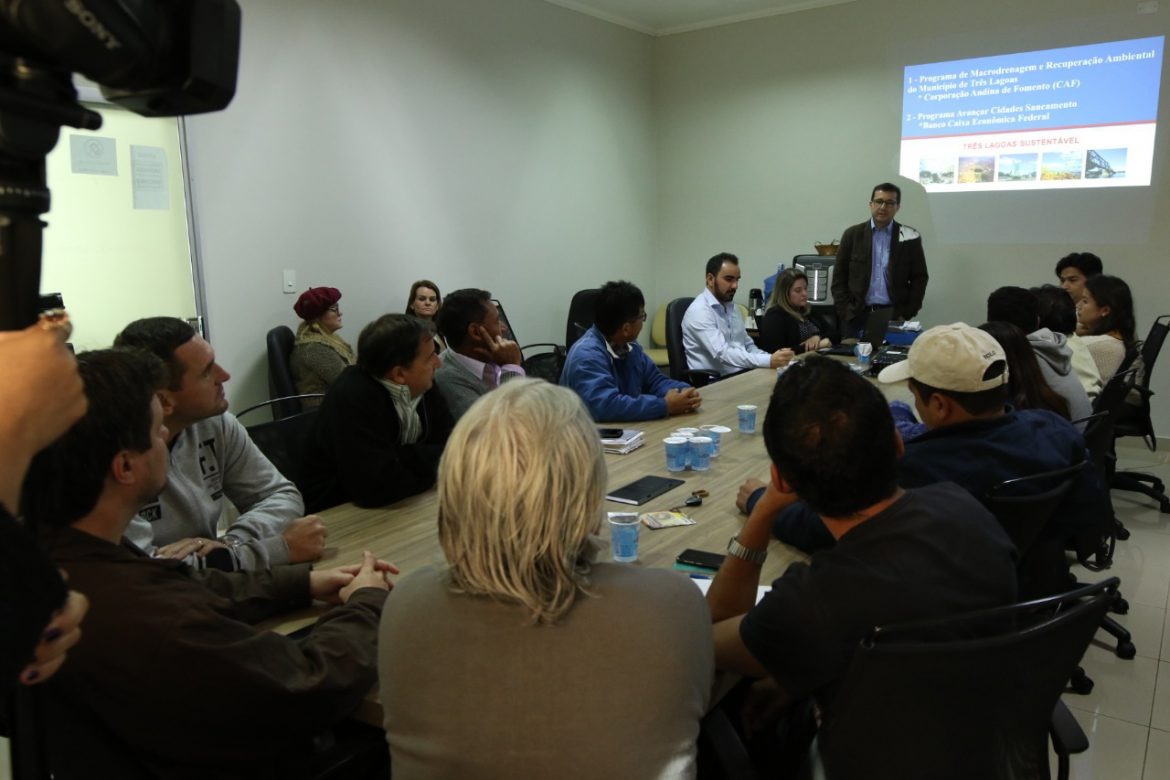 Técnicos da prefeitura detalharam a sete vereadores durante reunião, na manhã desta segunda-feira (9) , na Câmera Municipal sobre dois empréstimos que podem custear os Programas de Macrodrenagem e Viabilidade Ambiental e o Programa Avançar Cidades. Foto: Decom PMTL.