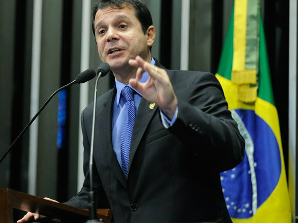 Reguffe (PDT-DF) critica o governo, em Plenário, por autorizar o aumento de 7,7% nos medicamentosJefferson Rudy/Agência Senado