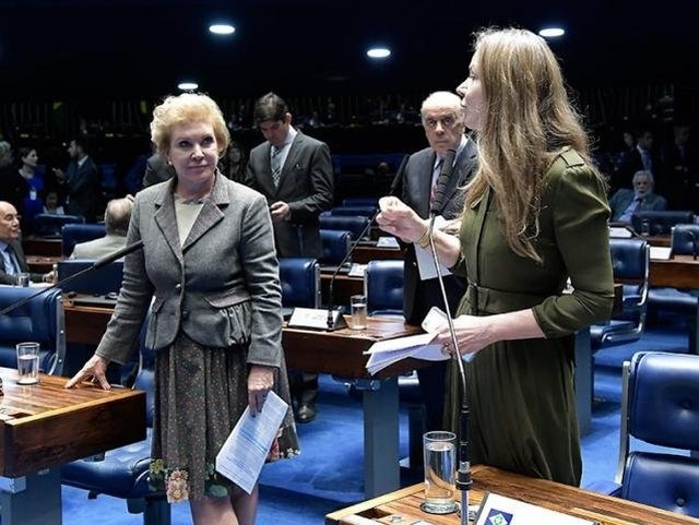 Ao microfone, senadora Vanessa Grazziotin (PCdoB-AM), autora do projeto (Foto: Waldemir Barreto/Agência Senado)