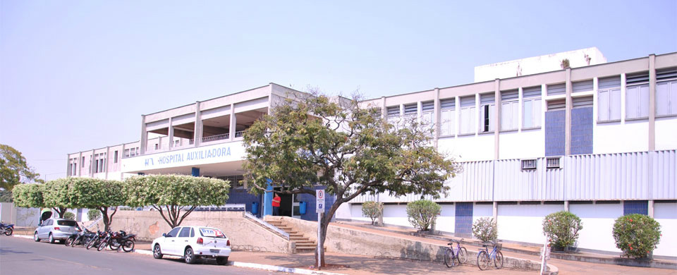 Adolescente infrator que se envolveu em assalto no último sábado (4) está sob escolta policial no Hospital Auxiliadora. Foto: Divulgação.