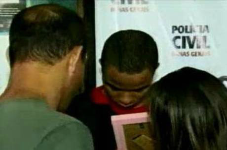 Pais de Giovanna levaram fotos da menina e mostraram para os suspeitos (Foto: Record Minas)