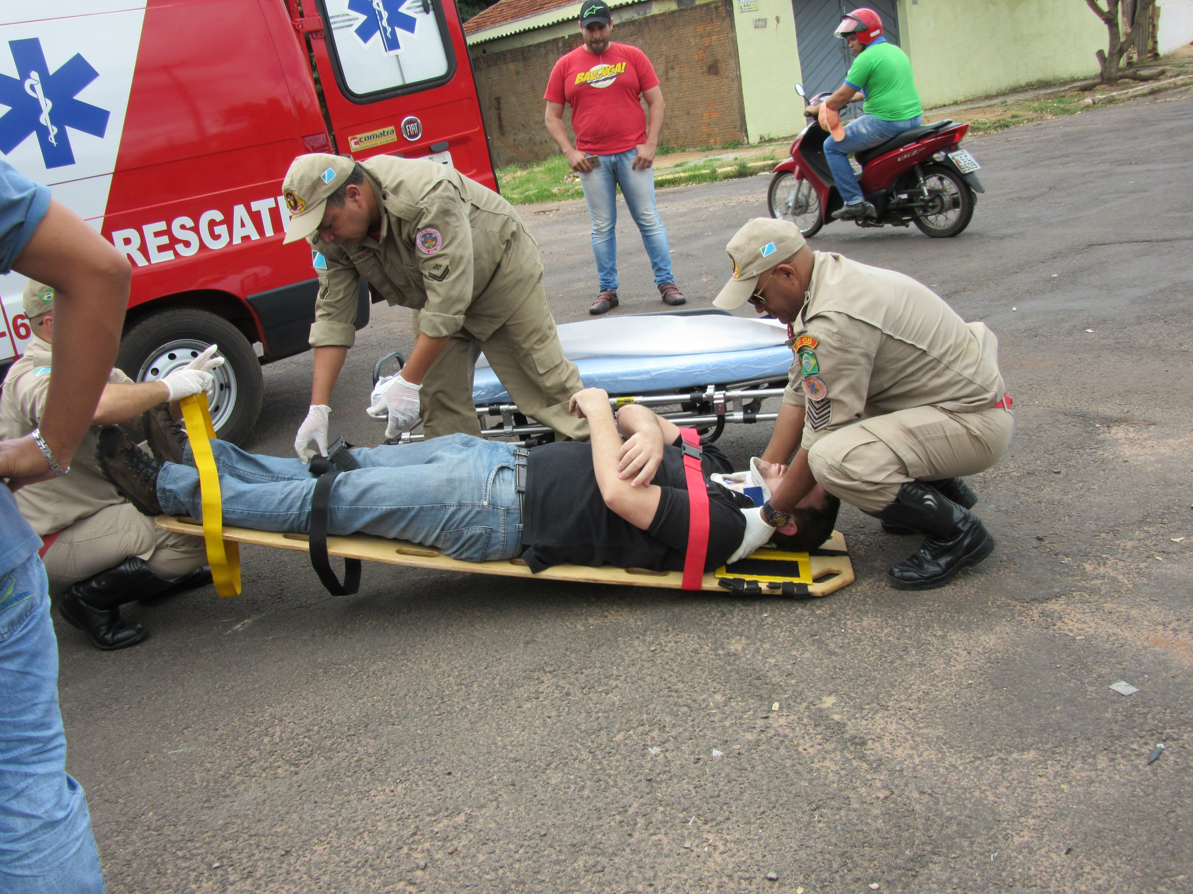 Vítima foi socorrida pelo Corpo de Bombeiros (Foto Rádio Caçula)