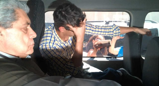 Ex-governador André Puccinelli e filho, sendo transportando em veículo da PF (Foto: Gustavo Arakaki/TV Morena)