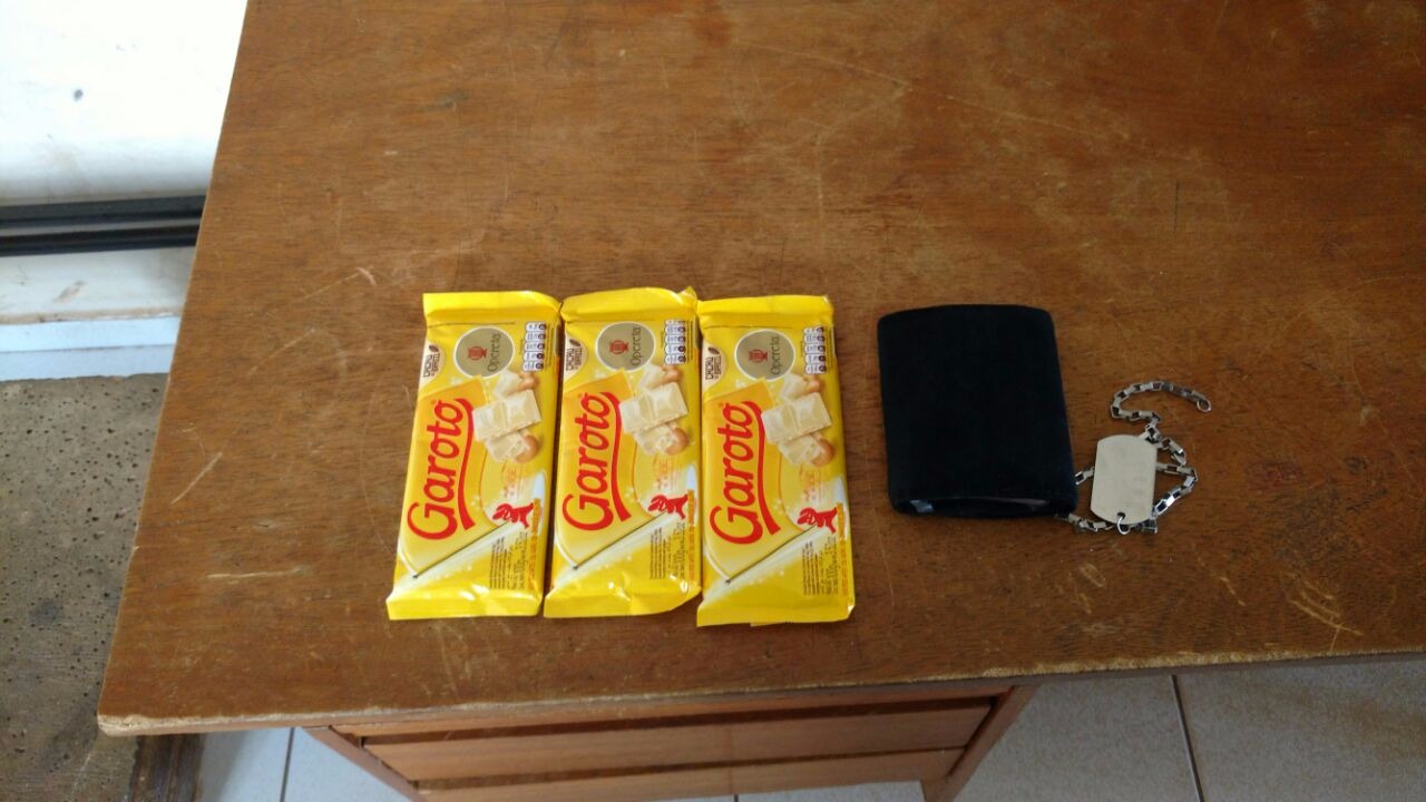 Chocolates apreendidos. (Foto: Polícia Militar)
