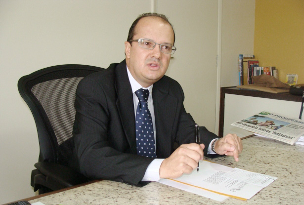 O diretor-presidente da Sanesul, José Carlos Barbosa, entrega nesta terça-feira (18), os prêmios aos alunos vencedores do Concurso de Redação da Sanesul