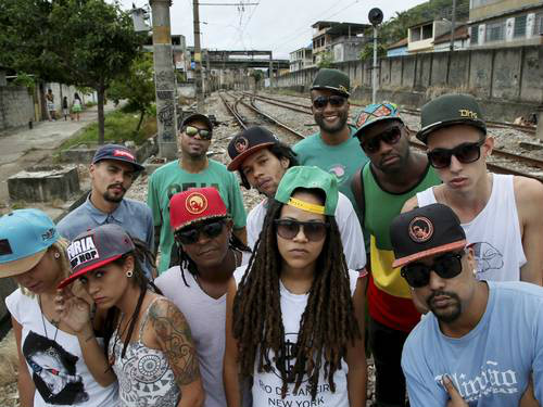 Um grupo de artistas e ativistas da Zona Norte do Rio protesta contra a restrição (Foto: Marcos Tristão / Agência O Globo)