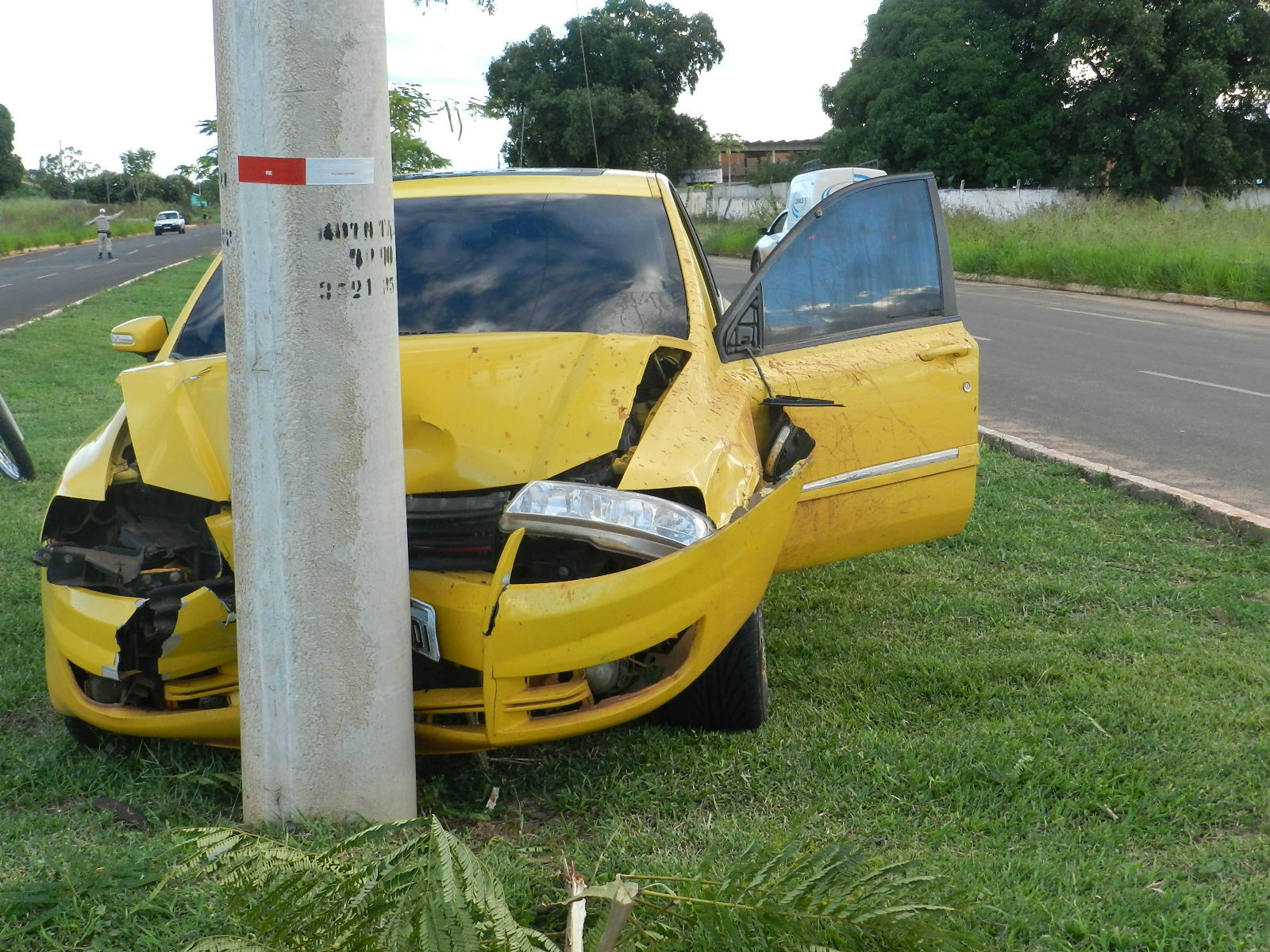 Golf ficou totalmente destruído (Foto Rádio Caçula)