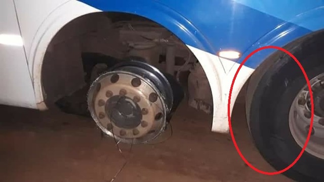 No detalhe da imagem pode-se perceber que o outro pneu está “careca”