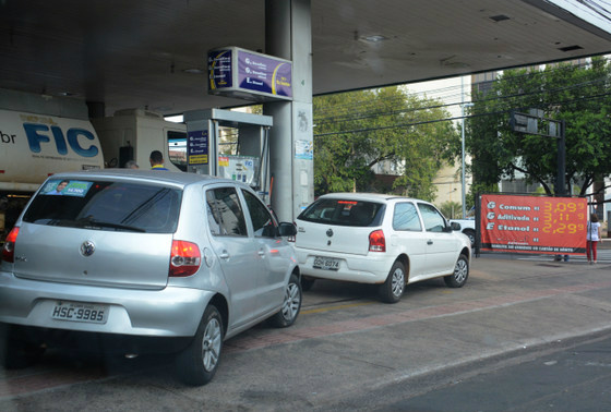A cada litro de gasolina, consumidor paga R$ 0,10 de Cide - Foto: Gerson Oliveira / Correio do Estado