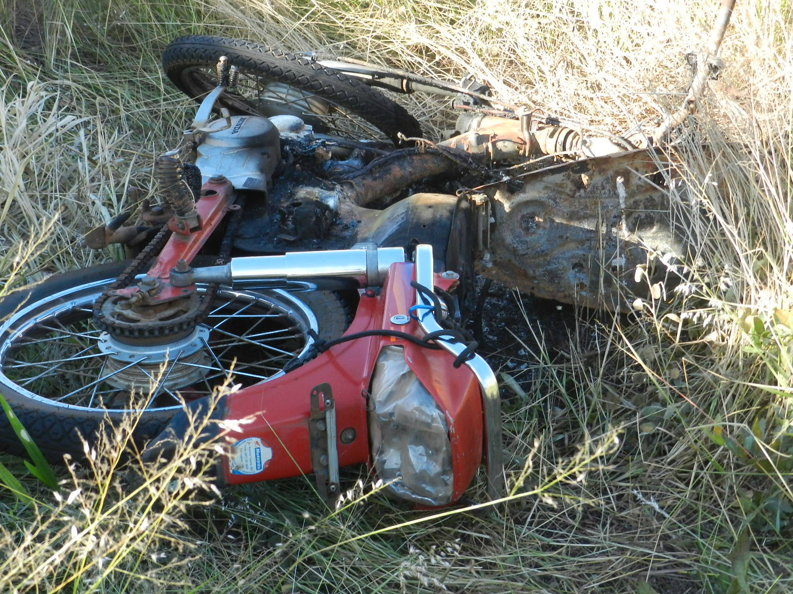 Encontrada abandonada e queimada (Foto Rádio Caçula)