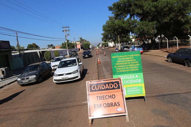 Placas indicando as obras na Av. Clodoaldo Garcia. Foto: Assessoria da Prefeitura de Três Lagoas.