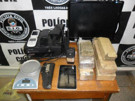 Entorpecentes e objetos apreendidos (Foto: Rádio Caçula)