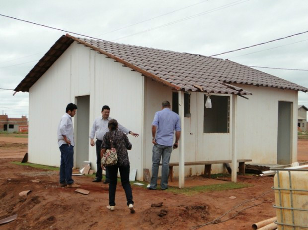 Foto Divulgação/ Prefeito de Anaurilândia visita obras das residências do Minha Casa Minha Vida 