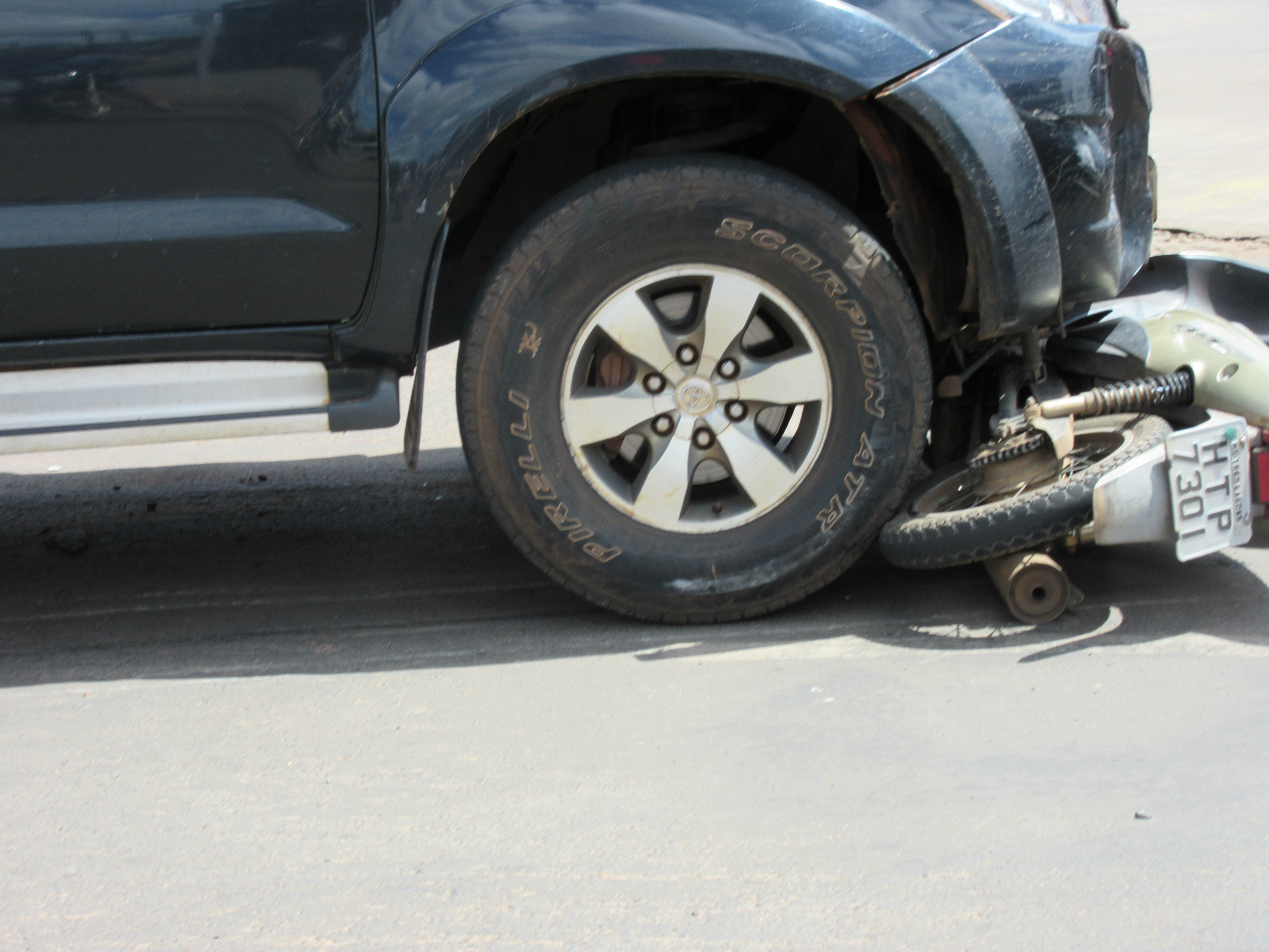 Camionete Hillux colide contra motociclista (Foto Rádio Caçula)