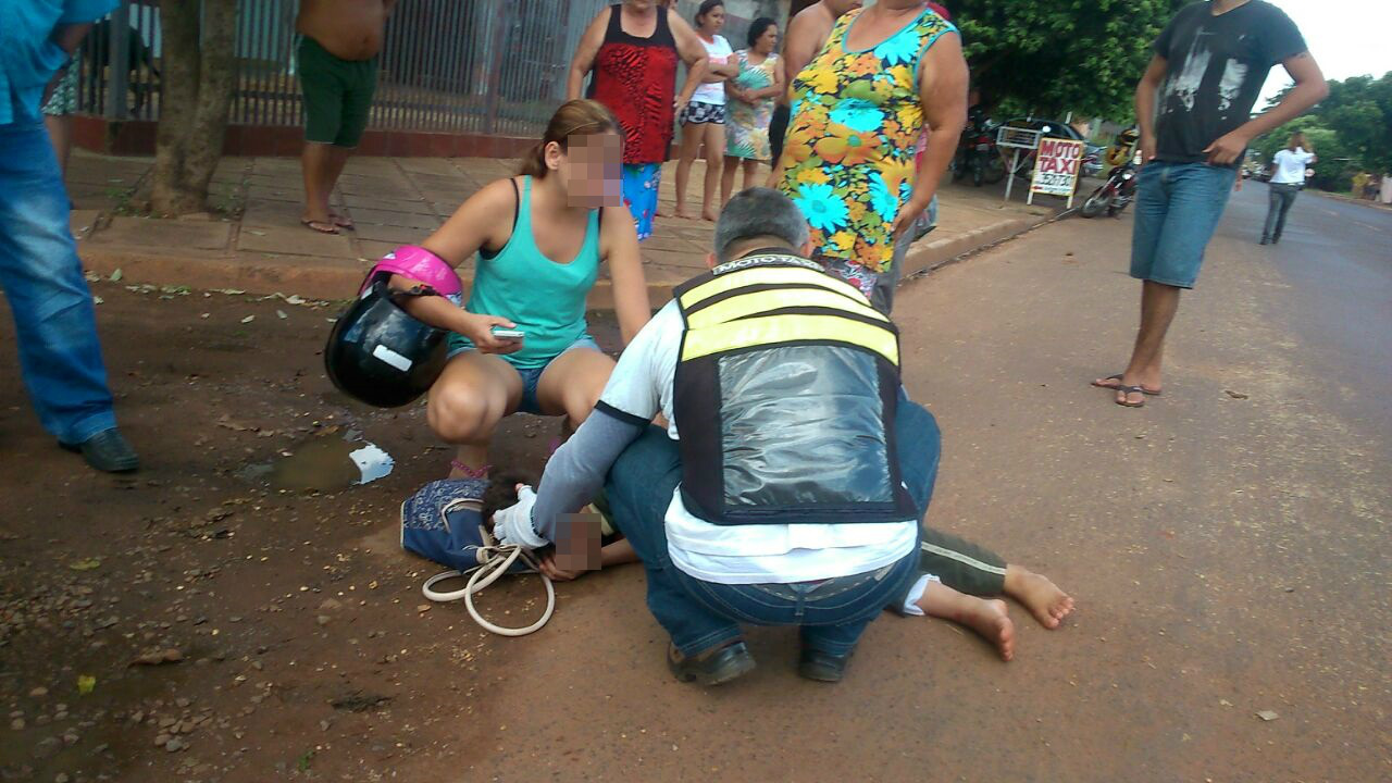 O Serviço de Atendimento Móvel de Urgência (SAMU) foi acionado e realizou o atendimento da criança, apesar de sua mãe estar apreensiva durante o atendimento, ele teve apenas algumas escoriações sem suspeita de fratura. Foto: Rádio Caçula