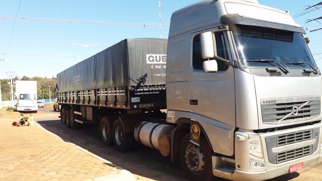 Pneus de origem estrangeira eram transportados sem documentação de regularidade fiscal. (Foto: Divulgação DOF)