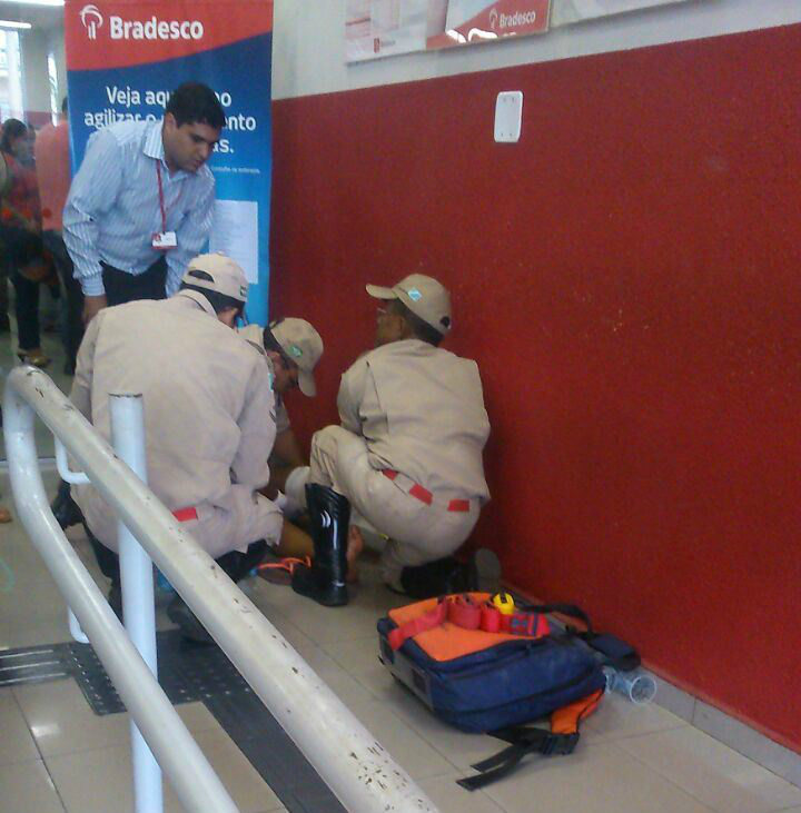 Segundo informações, ela passou por uma cirurgia no pé recentemente, por causa do mal estar ela escorregou em uma rampa de acesso e sofreu uma queda. Foto: Rádio Caçula 