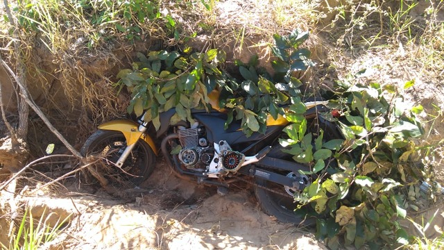 Motocicleta Honda CB 300 de cor amarela localizada pela Força Tática do 2º BPM no bairro Vila São João. Foto: Sigo News.