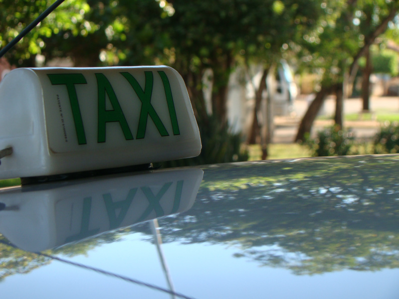 A revolta dos taxistas é causada por pagarem taxas,alvará, estar cumprindo sempre com as leis enquanto os clandestinos usufruem dos benefícios sem regularização da categoria. Foto: Rádio Caçula