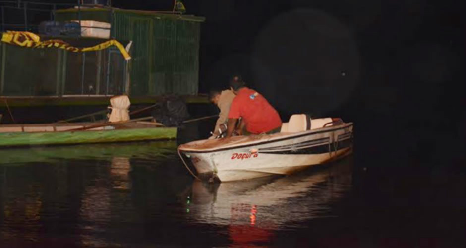 Corpo de Bombeiros foi acionado e de imediato iniciou buscas com apoio de embarcações, mergulhador e equipamentos de salvamento (Foto: Erik Silva)