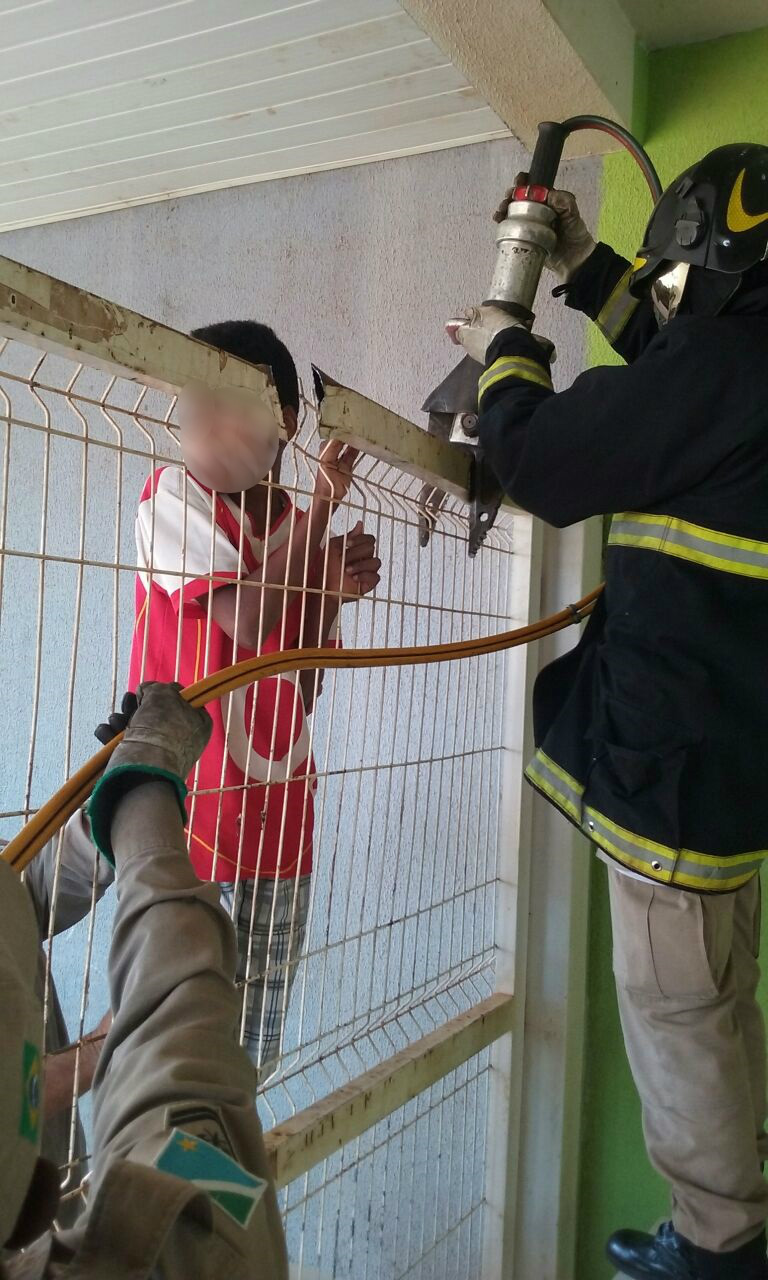 O menor acabou ficando com um dos dedos da mão direta, preso à grade do portão. Foto: Divulgação