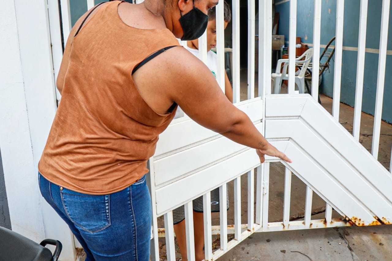 Poodle foi arrancado pela grade do portão de casa, no Tiradentes; animal teve cabeça arrancada (Foto: Henrique Kawaminami)