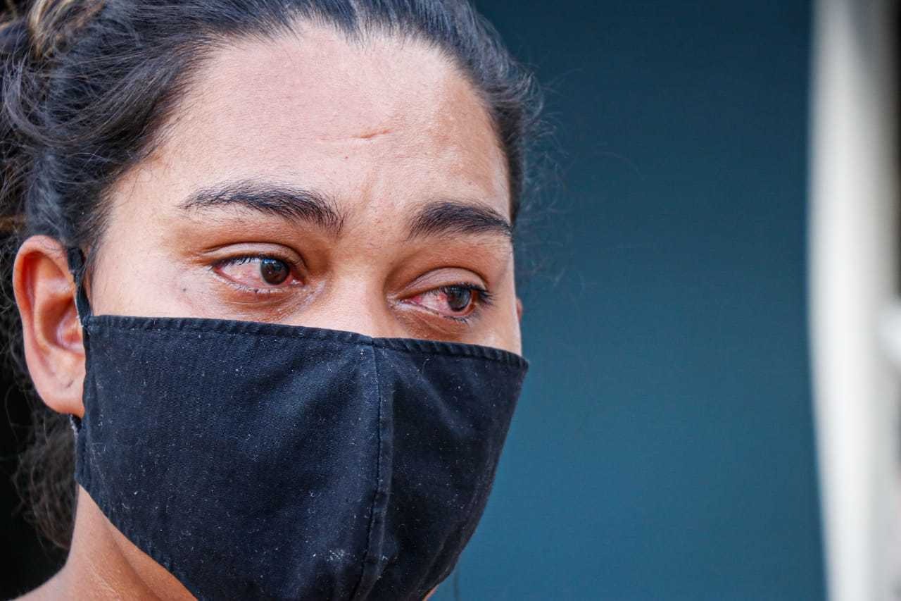 Emocionada, Cláudia diz estar cansada de ataques por cães pit bull (Foto: Henrique Kawaminami)