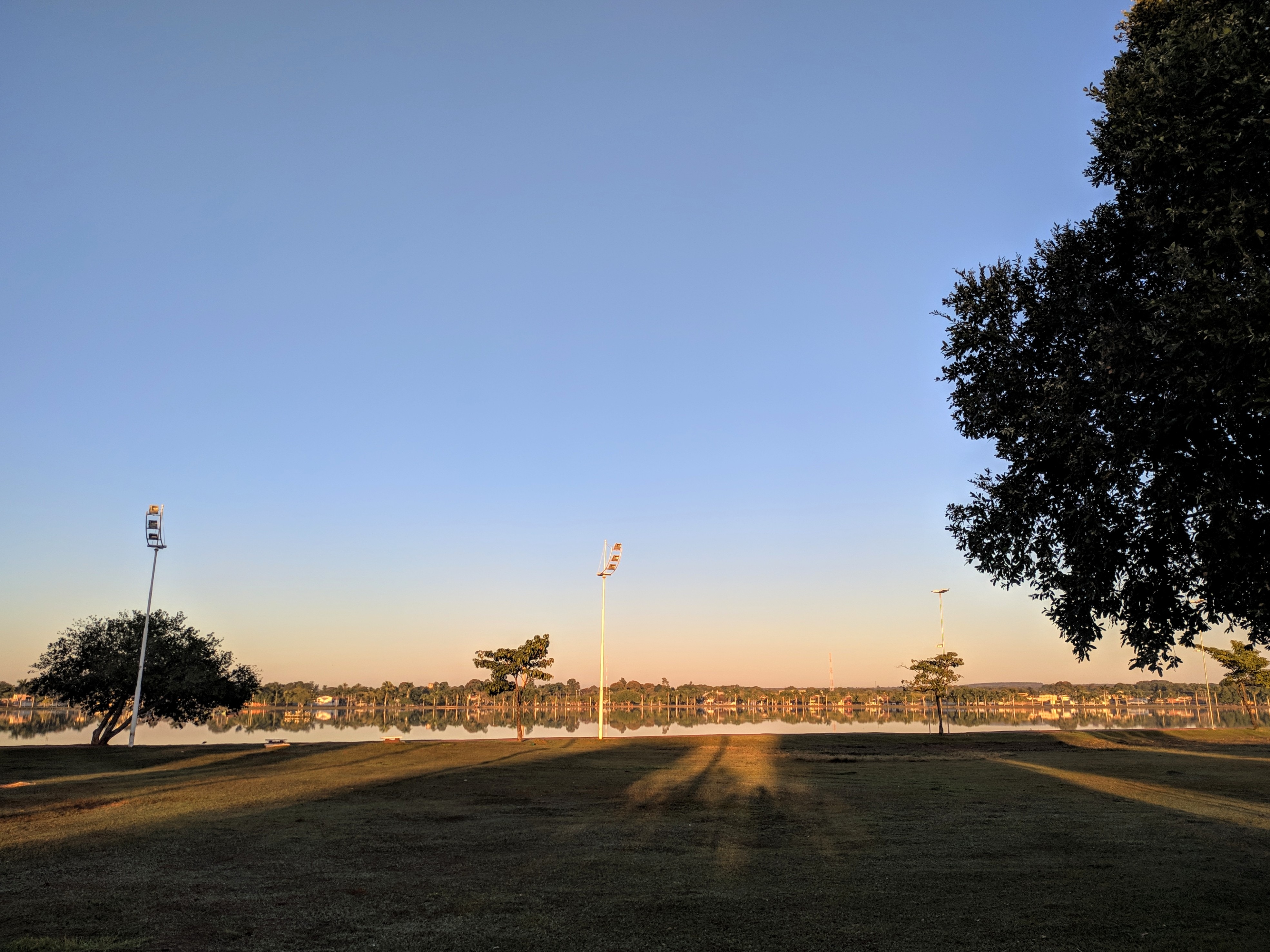 O céu de brigadeiro do início da manhã de hoje (11). A umidade baixa é um alerta para a hidratação das crianças e idosos. Foto: Rodrigo de Freitas/Rádio Caçula