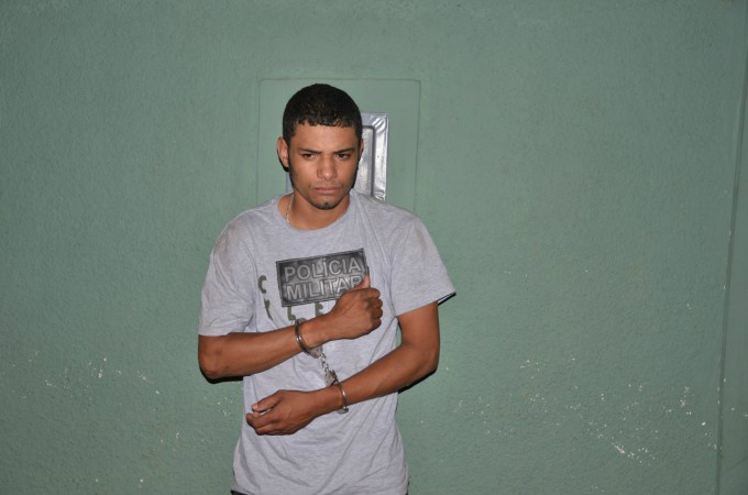 Um dos assaltantes foi preso, mas o comparsa teve êxito na fuga e esta foragido.