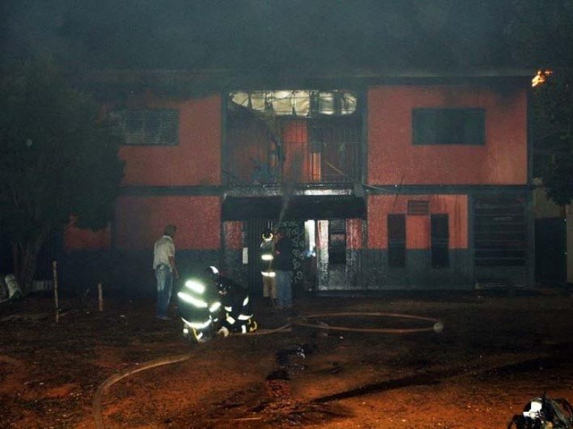Bombeiros trabalham no combate ao incêndio (Foto: O Correio News)