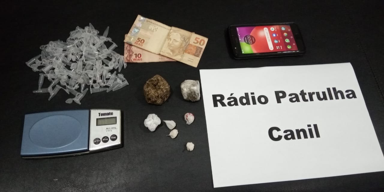 A balança de precisão, uma quantia de R$ 100, um celular, cinco pedras de crack, dois tabletes de maconhas e  82 pinos de entorpecente apreendidos pela Polícia Militar. Foto: 2ºBPM