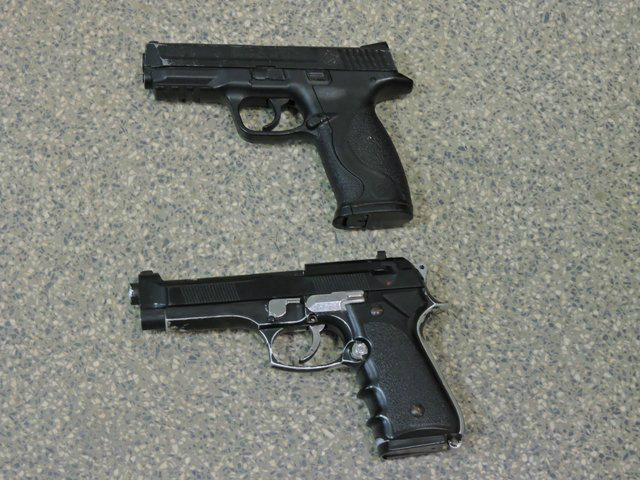 Dois Simulacros tipo pistola (arma de brinquedo) apreendidos com o acusado. Foto Rádio Caçula