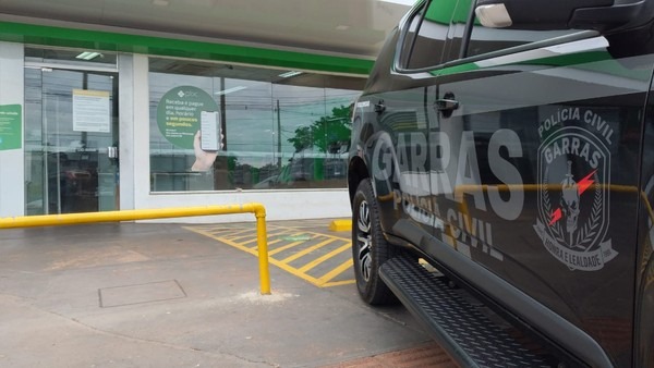 Delegado diz que os policiais fazem um trabalho interno neste momento, juntamente com a perícia criminal.