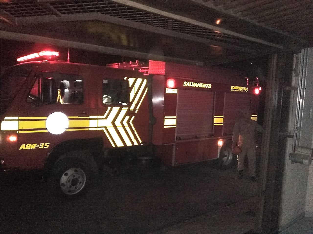 A equipe de socorro do Corpo de Bombeiros esteve no local do fogo e constatou que da ocorrência não houve vítimas nem maiores danos. Foto: Divulgação