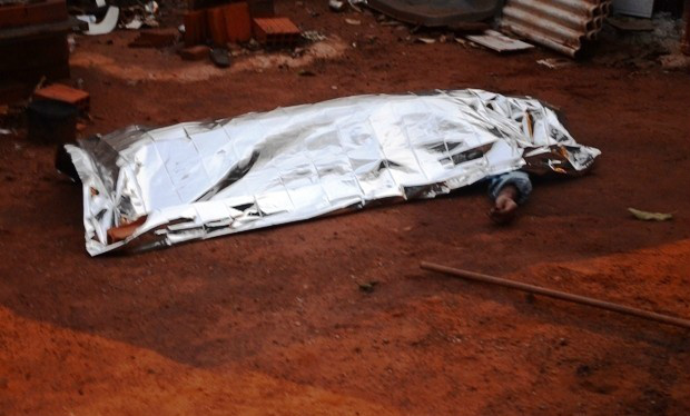 Três dos cinco tiros ouvidos pelas testemunhas atingiram Magno Rodrigues Lopes (Foto: Ivi Notícias)