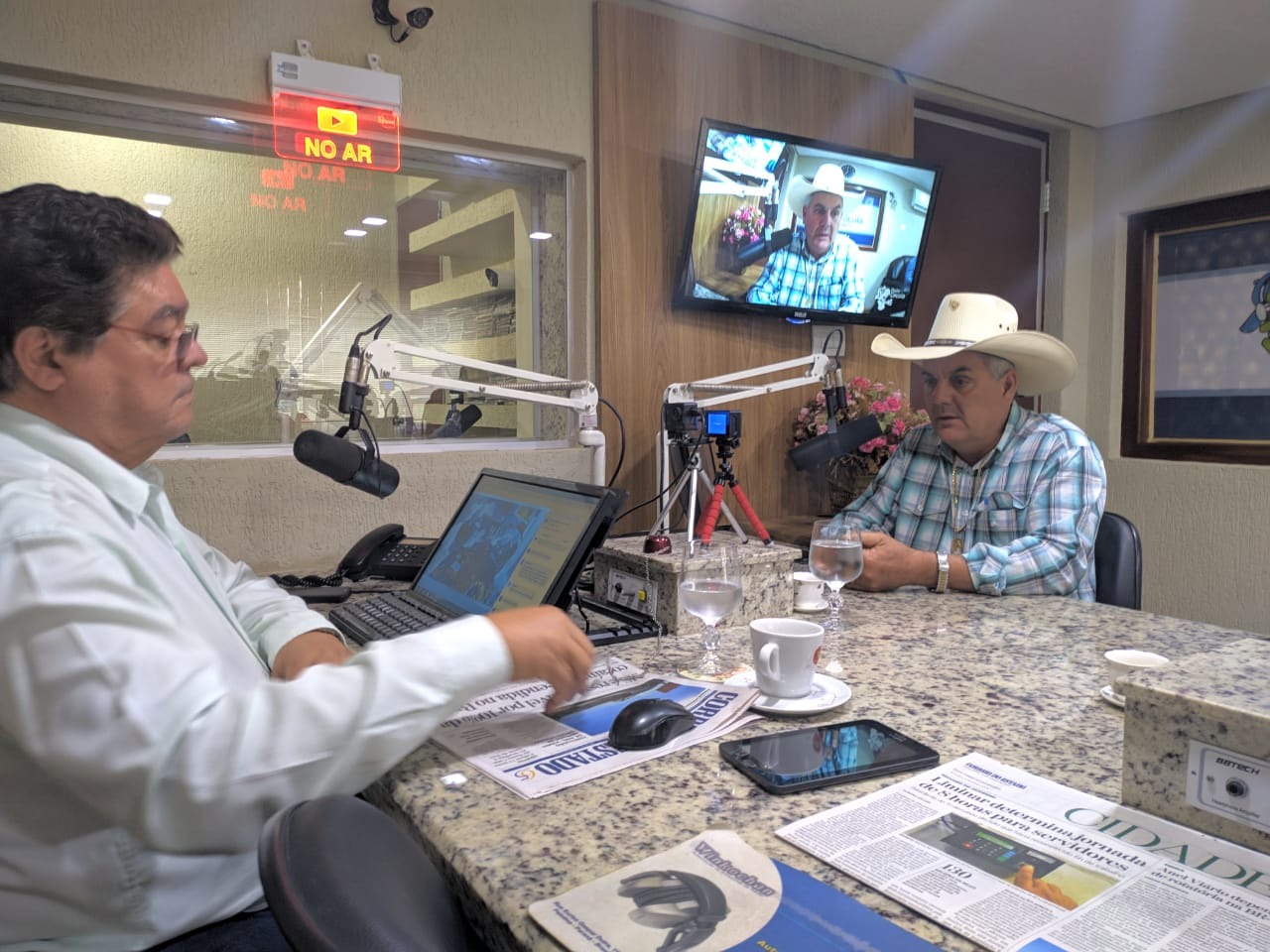 O prefeito Angelo Guerreiro nos estudos do programa Linha Direta com a Notícia com Romeu de Campos Jr. Foto: Julia Vasquez/Rádio Caçula
