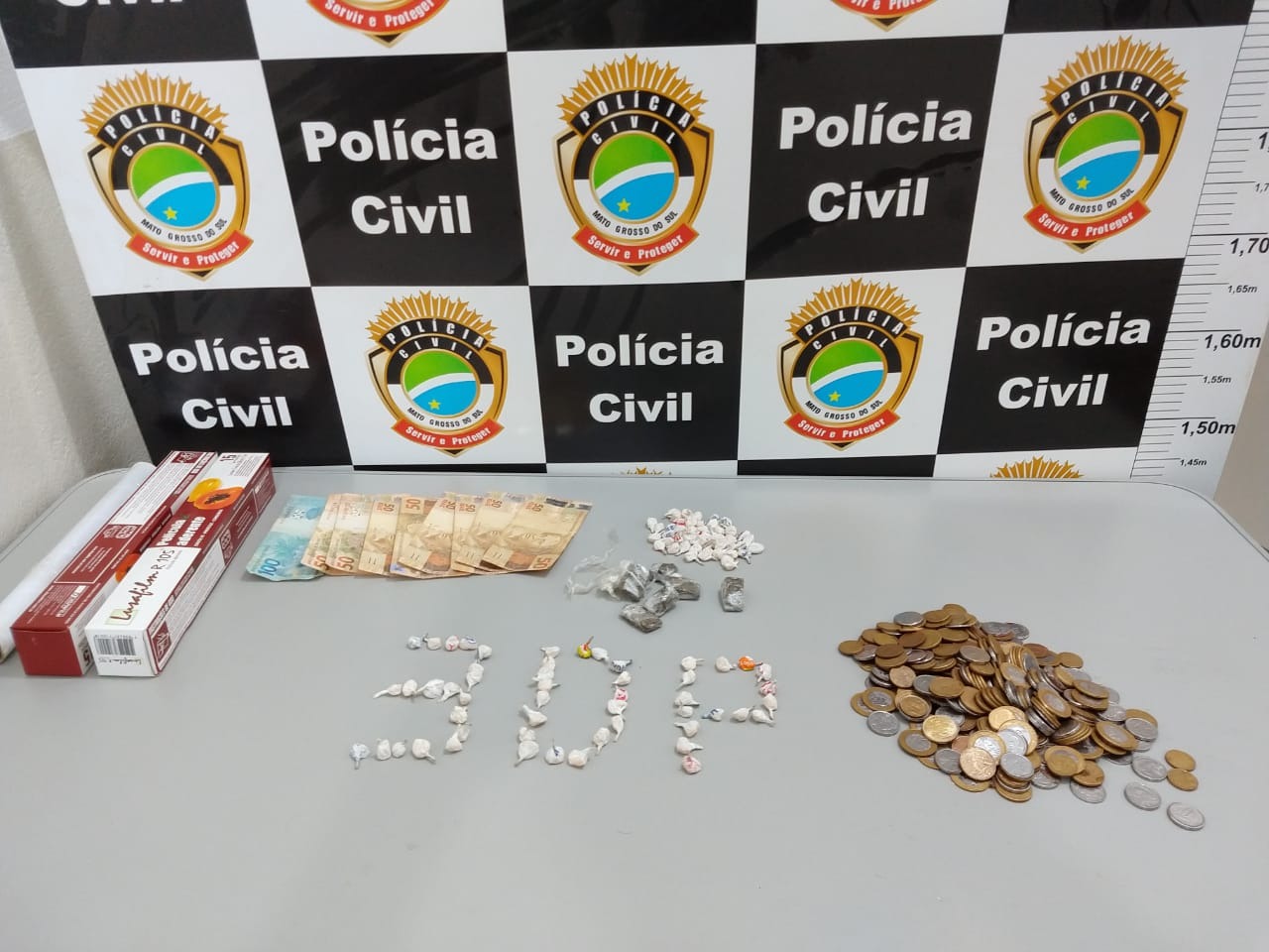 Entorpecentes e quantias em dinheiro apreendidos com os suspeitos autuados por tráfico, associação ao tráfico e receptação. Foto: Polícia Civil