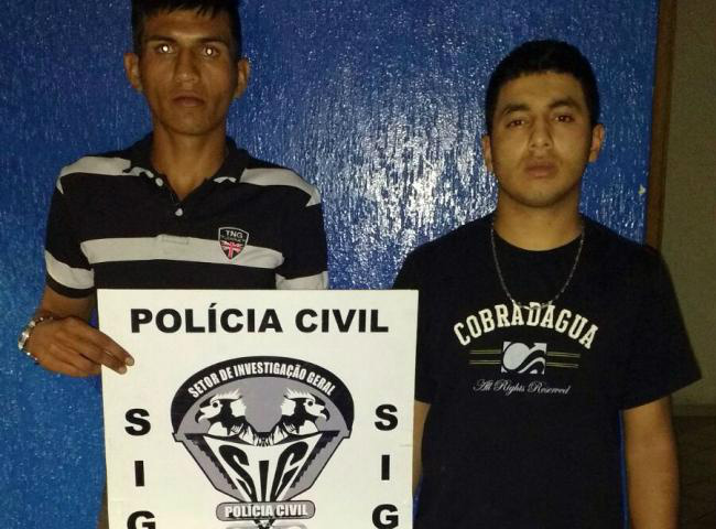 Os dois rapazes foram presos após 'venderem' droga para policiais (Foto: Arlindo Florentino)