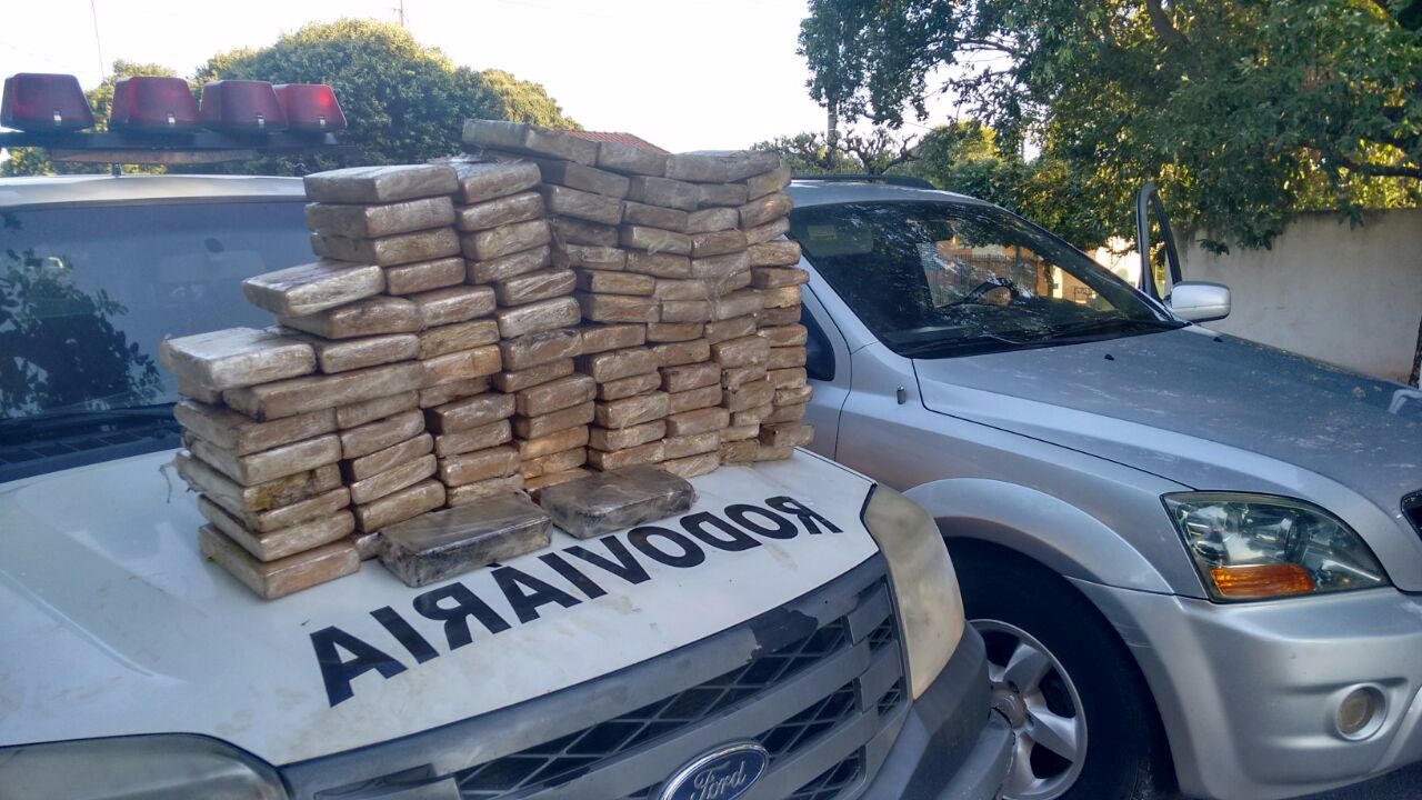 Entorpecente foi localizado em um fundo falso entre o porta malas e o estepe. (Foto: Polícia Militar Rodoviária)