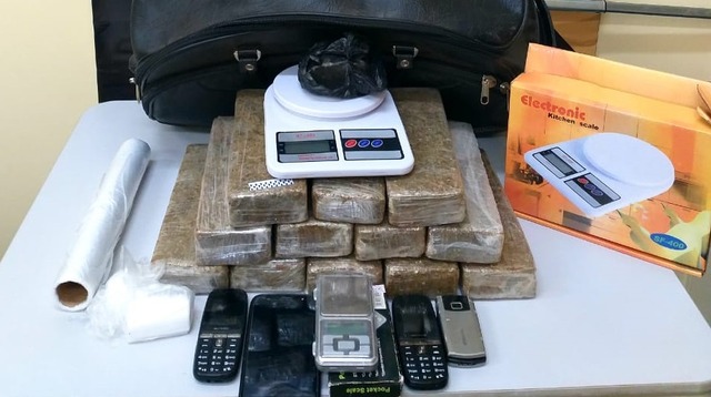 Além da droga, no local ainda havia uma balança digital portátil, uma mini balança de precisão e uma embalagem de saco plástico – Foto: Divulgação