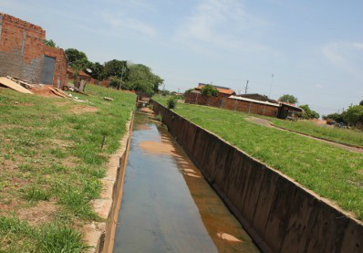 Os canais de águas pluviais foram contruidos em lotes particulares segundo informações do proprietário.Foto: Expressão MS