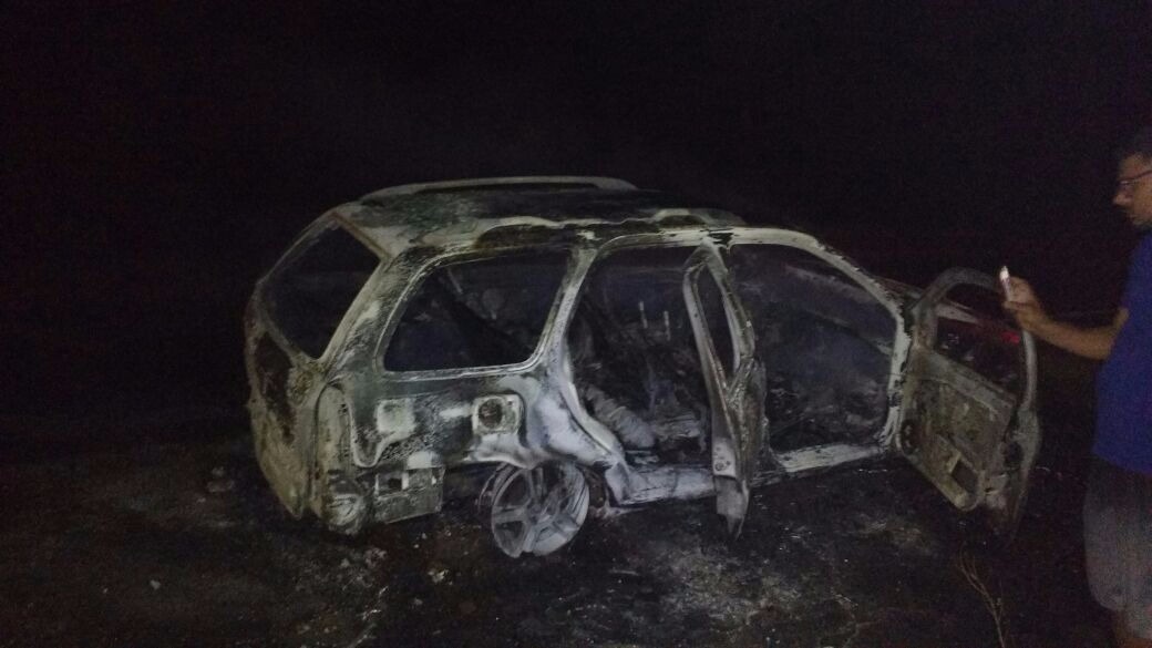 Veículo consumido pelas chamas as margens da rodovia. (Foto: Policia Rodoviária)