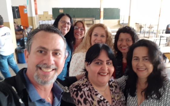 Educadores e esportistas são homenageados em confraternização na Escola Municipal Profª Maria Eulália Vieira nesta sexta-feira (12). Foto: Prof. Lélis R. Dias.