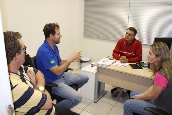 Geólogo (camisa azul) Roberto, acompanhado da pesquisadora Márcia, conversa com assessor da presidência Flávio César e geólogo da Sanesul, Antônio Carlos Benatti, na sede da Empresa.(Foto: Divulgação Sanesul)