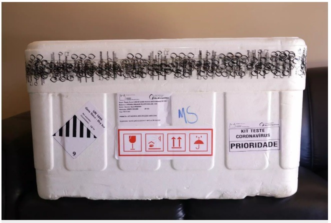Caixa com os 10 mil testes vindos do Rio de Janeiro (Foto: Kisie Ainoã) - CREDITO: CAMPO GRANDE NEWS