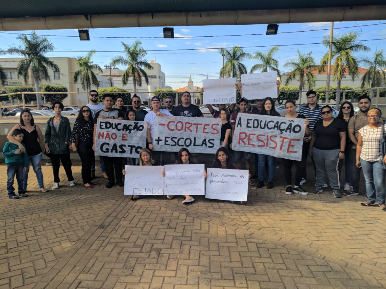 Alunos reivindicando contra o processo de reordenamento e corte de gastos na Educação. Foto: Rodrigo de Freitas/Rádio Caçula.